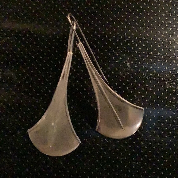 Jewelry - Silver lightweight leaf like Earrings